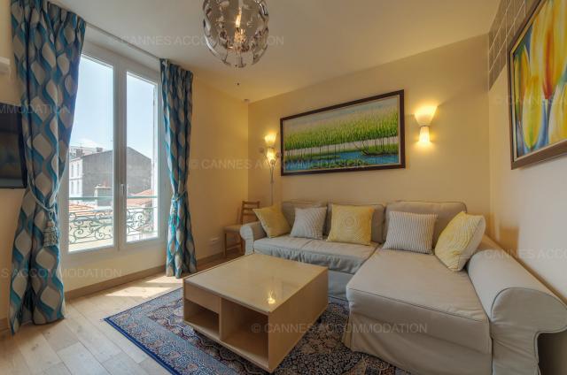 Location appartement Régates Royales de Cannes 2024 J -129 - Hall – living-room - Kann