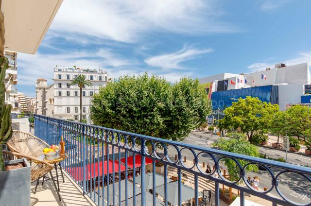Location appartement Festival Cannes 2024 J -14 - Balcony - Impala